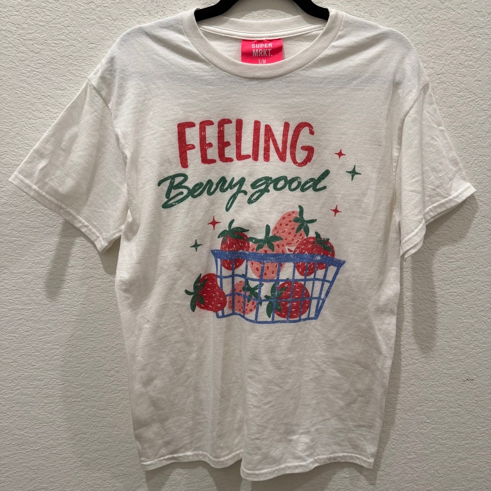 Super MRKT Feeling Berry Good Graphic Tee White Strawberry Pun T-Shirt SM